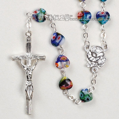 琉璃项链与十字架项链 探访天台县禾枫工艺制品厂的精致天主教饰品